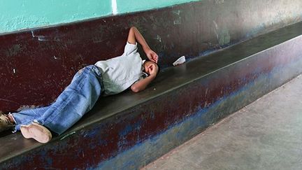 Un enfant fiévreux attend d'être traité dans un hôpital à Managua. Le Nicaragua n’échappe pas à la recrudescence des cas de dengue.
 
1.500 personnes ont déjà été déclarées aux autorités sanitaires.
 
La capitale, les départements de Chontales, Leon, Chinandega et Masaya sont les plus affectés. ( AFP PHOTO / Inti OCON)