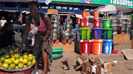 Un march&eacute; de Conakry, en Guin&eacute;e, le 2 d&eacute;cembre 2010. Ce pays, durement touch&eacute; par le virus Ebola, voit les prix des denr&eacute;es alimentaires flamber. (PASCAL GUYOT / AFP)