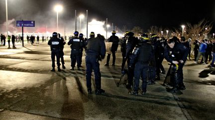 Des échauffourées ont eu lieu aux abords du Groupama Stadium. (MATHIS BOUSSUGE / CROWDSPARK)