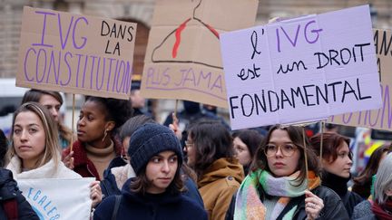 Des personnes manifestent pour l'inscription du droit à l'avortement dans la Constitution, le 1er février 2023, devant le Sénat à Paris. (LUDOVIC MARIN / AFP)