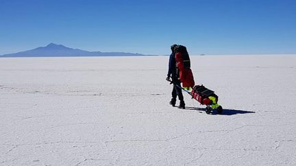 L'exploit d'un Français malvoyant qui traverse seul le plus grand désert salin au monde (&copy;association a perte de vue)