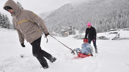 Les Vosges enneigées, comme en témoigne cet enfant tiré en luge dans la station de la Bresse, samedi 21 novembre 2015. (ERIC THIEBAUT / MAXPPP)