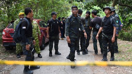 Des policiers menant des recherches, le 13 août 2019, dans la région de Seremban, en Malaisie, où la&nbsp;jeune Nora Quoirin a disparu.&nbsp; (MOHD RASFAN / AFP)