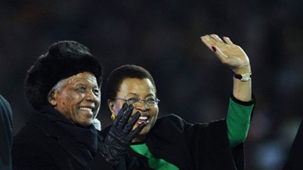 Nelson Mandela et sa femme Graca Machel saluent le public du Soccer City Stadium avant la finale de la Coupe du monde