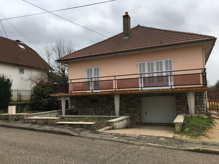 La maison où vivaient Alexia et&nbsp;Jonathann Daval, à Gray-la-Ville (Haute-Saône), le 2 février 2018.&nbsp; (MARGAUX DUGUET / FRANCEINFO)