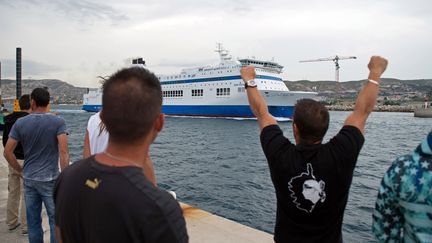 Des employ&eacute;s de la SNCM en gr&egrave;ve, &agrave; Marseille le 4 juillet 2014. (BERTRAND LANGLOIS / AFP)