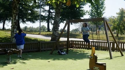 Deux jeunes Ukrainiennes s'amusent sur une aire de jeux à Saint-Jacques-de-Compostelle (Espagne), le 23 août 2023. (MARIE-VIOLETTE BERNARD / FRANCEINFO)