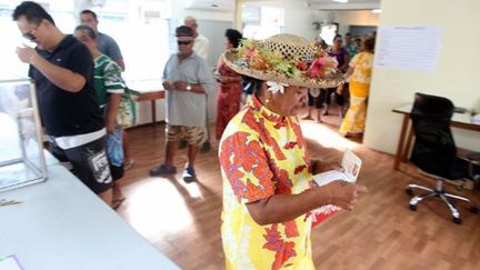 Les électeurs votent pour le 1er tour de la présidentielle, à Papeete, le 21 avril 2012. (AFP - Gregory Boissy)