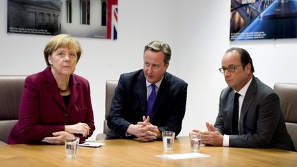 De gauche à droite, la chancelière allemande, Angela Merkel, le Premier ministre britannique, David Cameron, et le président français, François Hollande, lors d'un sommet européen à Bruxelles, le 15 octobre 2015.&nbsp; (REUTERS)