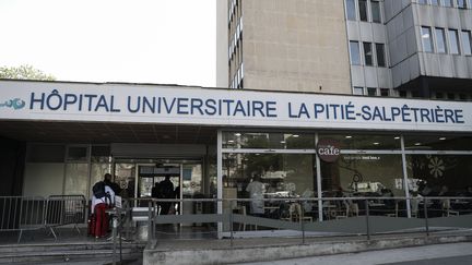 L'entrée de l'hôpital de&nbsp;La Pitié Salpêtrière à Paris, le 15 avril 2019. (KENZO TRIBOUILLARD / AFP)