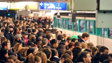 Des usagers attendant le métro à la station Gare Saint-Lazare, le 11 décembre 2009 à Paris. (MIGUEL MEDINA / AFP)