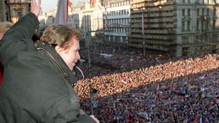 Vaclav Havel devant la foule réunie à Prague après la chute du régime communiste (10 décembre 1989)
 (Lubomir Kotek / AFP)