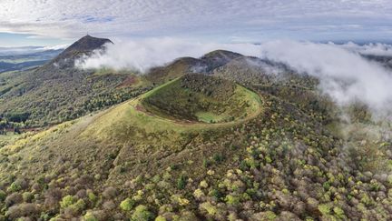 La chaîne des puys photographiée depuis Orcines (Puy-de-Dôme) le 5 novembre 2022. (CORMON FRANCIS / HEMIS.FR / AFP)