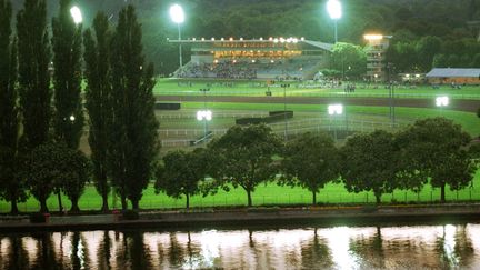 Une vue sur l'hippodrome de Vichy, dans l'Allier, le 26 juin 2002. (MAXPPP)