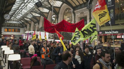 Des manifestants le 26 avril 2016 à la gare de Lyon, à Paris. (ELLIOTT VERDIER / AFP)