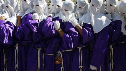 Certaines processions se d&eacute;roulent dans le plus solennel des silences. D'autres au contraire sont accompagn&eacute;es par un orchestre. (SAMUEL ARANDA / GETTY IMAGES)