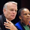 Le Premier ministre Jean-Marc Ayrault et la ministre de la Justice, Christiane Taubira, &agrave; l'occasion d'un d&eacute;placement &agrave; l'Ecole nationale de la magistrature, &agrave; Bordeaux, le 15 f&eacute;vrier 2013.&nbsp; (JEAN PIERRE MULLER / AFP)