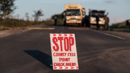 Check point à l'entrée de l'agglomération de Nairobi, le 8 avril 2020. Le président kényan a ordonné l'arrêt de la circulation dans et autour de la capitale durant 3 semaines, pour freiner l'épidémide de Covid-19.&nbsp; (Yasuyoshi CHIBA / AFP)