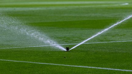 L'arrosage des terrains de sport, un enjeu dans un moment où les risques de sècheresse sont élevés (photo d'illustration). (MAXPPP)