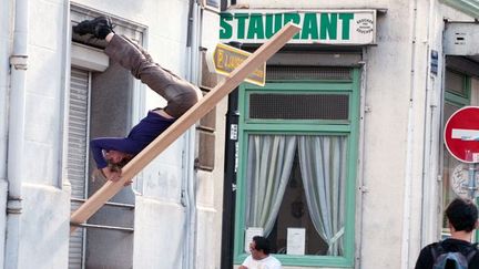 Pour &quot;Fitting&quot;, Willi Dorner fiche ses danseurs sur les murs de Saint-Etienne.
 (Philippe Merle / AFP)