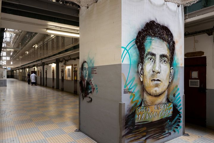 A la prison de Fresnes, des portraits au pochoir des résistants Pierre Brossolette et Missak Manouchian réalisés par l'artiste C215 (3 juillet 2020) (JOEL SAGET / AFP)