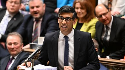 Le Premier ministre britannique Rishi Sunak s'exprime lors de la session hebdomadaire des questions du Premier ministre à la Chambre des Communes, à Londres, le 1er février 2023. (JESSICA TAYLOR / UK PARLIAMENT / VIA AFP)