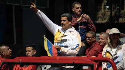 Nicolas Maduro salue ses partisans alors qu'il arrive au siège du Conseil électoral pour officialiser sa candidature, à Caracas le 25 mars 2024. (RONALD PENA / AFP)