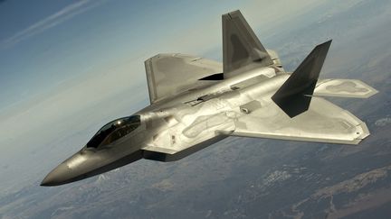 Un avion de chasse furtif am&eacute;ricain&nbsp;F-22 Raptor lors d'un vol test au-dessus du Nevada, aux Etats-Unis, le 13 mars 2012. ( REUTERS)