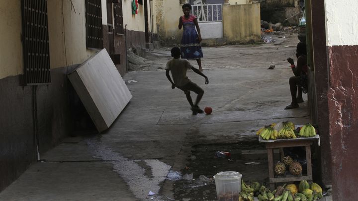 Des enfants jouent au football dans une rue de Malabo (Guin&eacute;e &eacute;quatoriale). (REUTERS / LUC GNAGO)