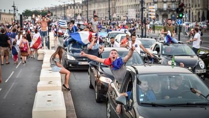 Des supporters français dans les rues de Bordeaux apprès le sacre des Bleus, le 15 juillet 2018. (UGO AMEZ / SIPA)