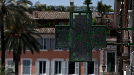 Une température de 44°C s'affiche sur une pharmacie à Rome (Italie), le 17 juillet 2023. (TIZIANA FABI / AFP)