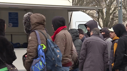 Tout l’hiver, le Secours populaire organise des maraudes à Lille (Nord) pour offrir un Noël aux personnes sans domicile fixe ainsi qu’aux personnes isolées.