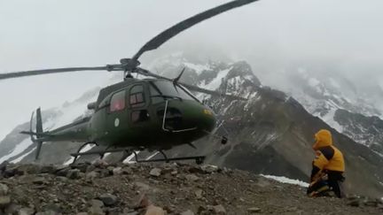 Un hélicoptère décolle du mont Nanga Parbat (Pakistan), le 27 janvier 2018, pour tenter de secourir l'alpiniste française Elisabeth Revol. (POLSKI HIMALAIZM ZIMOWY / REUTERS)