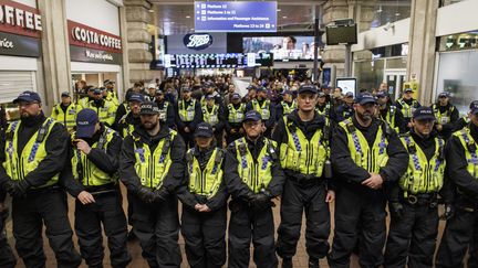 Des policier bloque l'entrée de Waterloo Station, pendant une manifestation pro-palestinienne, à Londres, le 18 novembre 2023. (TOLGA AKMEN / EPA / MAXPPP)