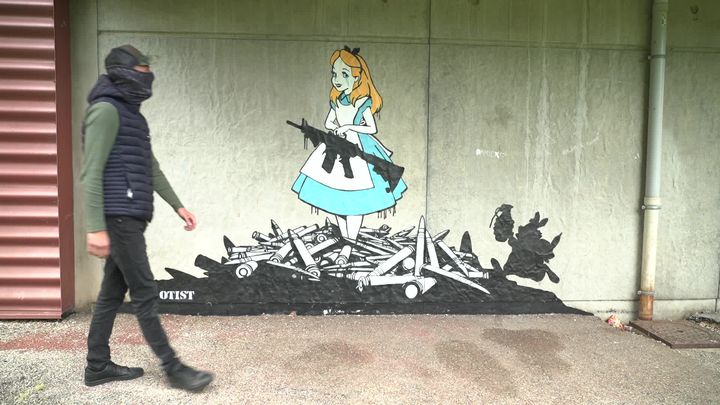 "Alice in wonderland", une des œuvres d'Otis, visible à Sassenage en Isère. (France 3 Alpes)