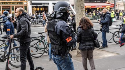 Un policier&nbsp;pendant une manifestation des "gilets jaunes", le 2 mars 2019, à Paris. (JONATHAN PHILIPPE LEVY / HANS LUCAS / AFP)