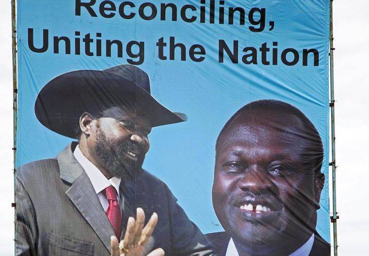 Les deux frères ennemis du Soudan du Sud à l'affiche à Juba après un accord de paix qui n'aura duré que quelques semaines (avril 2016).   (AFP/Albert Gonzalez Farran)