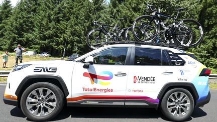 Une voiture de l'équipe TotalEnergies transporte des vélos durant la 12e étape du Tour de France, entre Aurillac et Villeneuve-sur-Lot, le 11 juillet 2024. (DAVID PINTENS / MAXPPP)