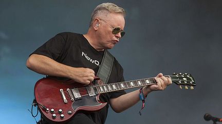 Bernard Sumner sur scène avec New Order, le 2 août 2013 à Chicago.
 (Barry Brecheisen / Getty Images)