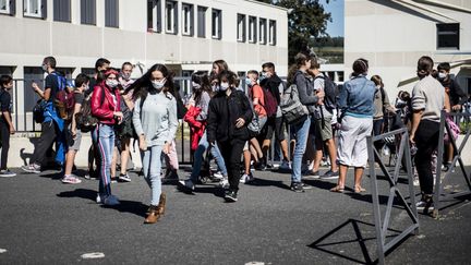 Une&nbsp;sortie de collège&nbsp;à Bourgueil (Indre-et-Loire), le 9 septembre 2020. (MAGALI COHEN / HANS LUCAS / AFP)