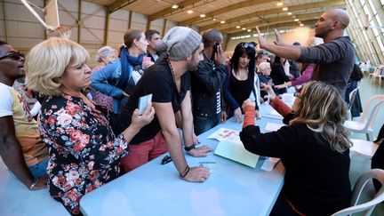 Dans un bureau de vote &agrave; Marseille (Bouches-du-Rh&ocirc;ne) pour le premier tour de la primaire socialiste pour les municipales, le 13 octobre 2013.&nbsp; (ANNE-CHRISTINE POUJOULAT / AFP)