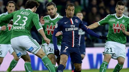 Le Brésilien Lucas (PSG) cerné par les Stéphanois (JEFF PACHOUD / AFP)