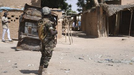 Un soldat de l'armée nigérienne en faction lors de la visite du président Mohamed Bazoum dans le village de Banibangou, le 2 novembre 2021. (BOUREIMA HAMA / AFP)