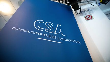 Le logo du Conseil supérieur de l'audiovisuel. (CHRISTOPHE MORIN / MAXPPP)