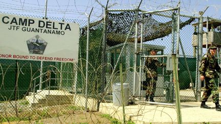 Situ&eacute; au sud-est de Cuba, le camp de Guantanamo a &eacute;t&eacute; mis en place par l'administration Bush &agrave; la suite des attentats du 11 septembre 2001 afin d'y d&eacute;tenir les prisonniers captur&eacute;s en Afghanistan puis en Irak. (LYNNE SLADKY / AP / SIPA)