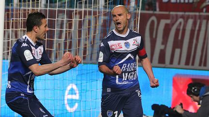 Le joueur de Troyes Benjamin Nivet (&agrave; droite) c&eacute;l&egrave;bre son but contre Angers, au stade de l'Aube, le 28 avril 2015. (FRANCOIS NASCIMBENI / AFP)