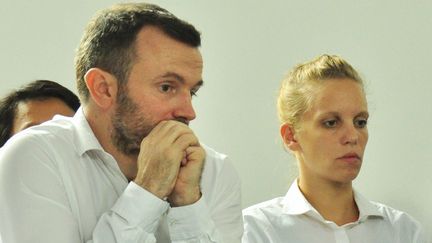 Les journalistes fran&ccedil;ais Thomas Dandois et Valentine Bourrat lors d'une audience au tribunal de Jayapura (Indon&eacute;sie), le 23 octobre 2014. (INDRAYADI / AFP)