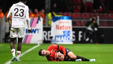 L'attaquant Rennais Martin Terrier hurlant de douleur après sa blessure face à Nice, le 2 janvier 2023. (DAMIEN MEYER / AFP)