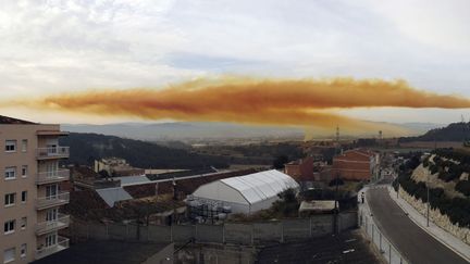 Un nuage toxique orange se r&eacute;pand au-dessus d'Igualada (Espagne) apr&egrave;s une explosion dans une usine chimique, le 12 f&eacute;vrier 2015. (REUTERS)