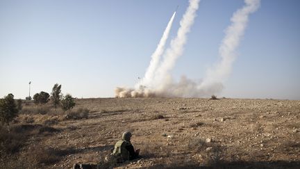 Des missiles sont tir&eacute;s vers Gaza depuis le d&ocirc;me de fer, le bouclier anti-missile d'Isra&euml;l, le 15 novembre 2012. (GETTY IMAGES)